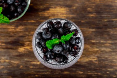 Chia puding cam kahvaltı için taze çilek ile