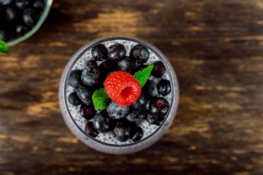Chia ile sağlıklı kahvaltı snack puding tohum, sağlık kavramı çilek