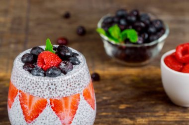 Hindistan cevizi Chia tohum puding meyveler vitamin kahvaltı ile