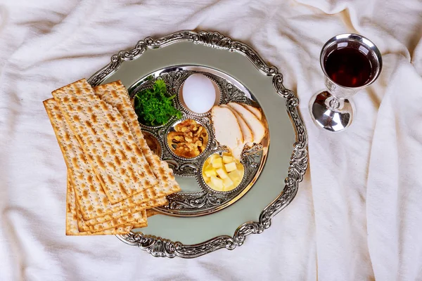 Matzo for Passover with Seder on plate on table close up — Stock Photo, Image