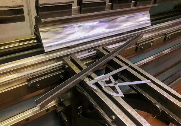 Завод на металевій пропускаючій машині, що вкладає робочий шматок з листовим металом та спеціальними верстатами для згинання . — стокове фото
