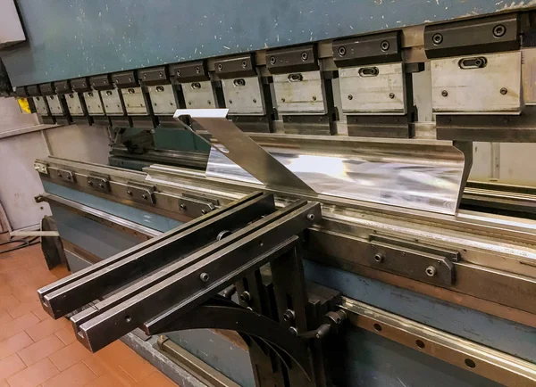 Промислова машина для профілювання листового металу на виробничому заводі — стокове фото