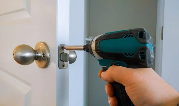 Manos reparando una cerradura de puerta con un destornillador —  Fotos de Stock