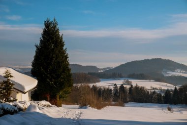 Dramatik bulutlu gökyüzü fantastik kış manzara.