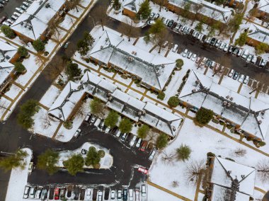 Bir güzel kış günü, bir dron, evlerin güneşli bir görünümü ile yapılan panorama görünümünü