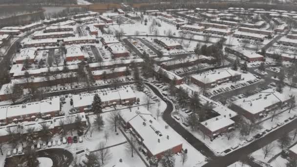 Прекрасний зимовий день, вид на панораму з безпілотником, сонячний вид на будинки — стокове відео