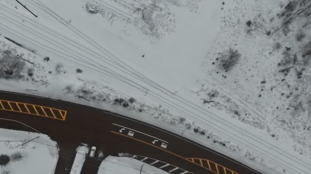 Χειμώνα δρόμο καλυμμένο με χιόνι δρόμο με μονοκατοικίες — Αρχείο Βίντεο