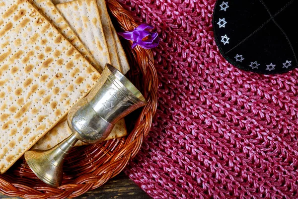 Wielkie święto żydowskie symbole Pesach Paschy. Tradycyjne matzah i kieliszek do wina. — Zdjęcie stockowe