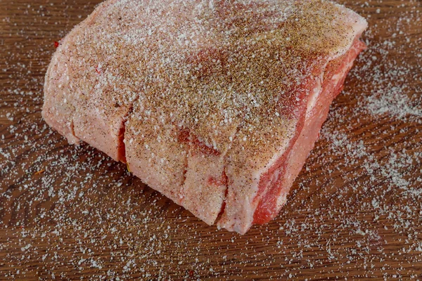 Doğrama kurulu üzerinde çiğ domuz biftek üzerinde parçaları hazırlık. — Stok fotoğraf