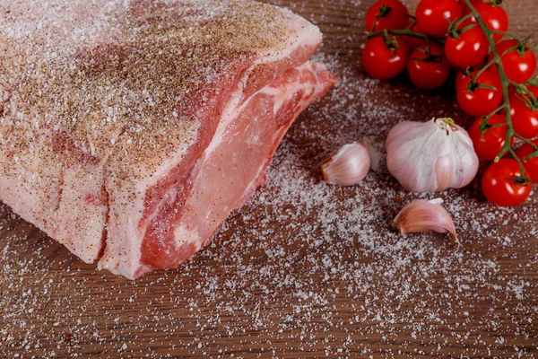 Свиная шея с овощами и специями сверху. Мясо свинины с овощами. Органическое мясо свинины . — стоковое фото