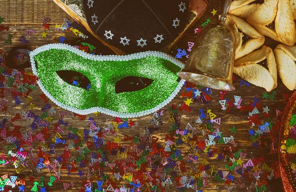 Karnaval maskesi ve hamantaschen kurabiyeyle Purim Yahudi tatil. Düz yatıyordu — Stok fotoğraf