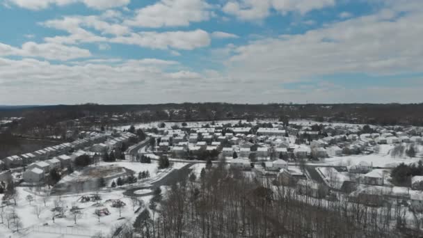 Paisagem da altura da rua da cidade com casas cobertas de neve edifícios, um céu cinza nublado . — Vídeo de Stock
