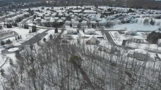 Piękna, pokryta śniegiem ulica miejska z domami z apartamentami w USA — Wideo stockowe