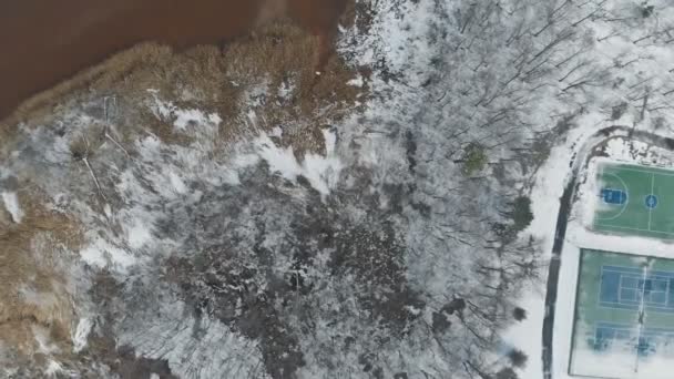 Вид с воздуха на жилой район после снежной бури с высоты птички — стоковое видео