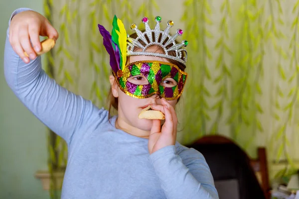 Grappige kleine meisje dag partij Purim viering concept met carnaval masker — Stockfoto