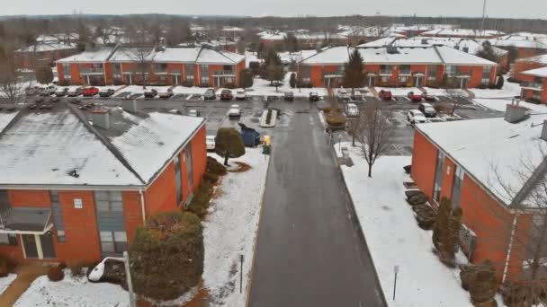 Drone neve de alta altitude coberto h casa arquitetura turismo viagem inverno neve — Vídeo de Stock