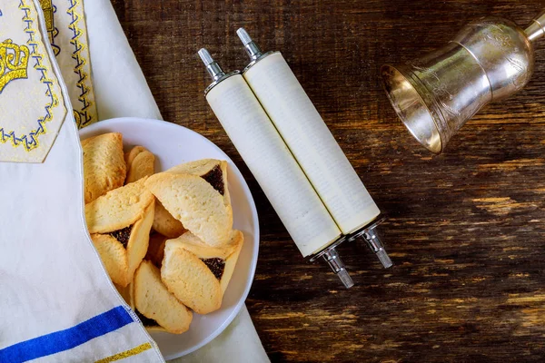 Hamantaschen cookies and masks on wood desk background. Purim holiday kippah tallit — Stock Photo, Image