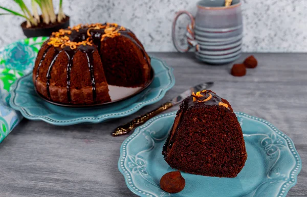 Fatia de bolo de libra de chocolate caseiro em estilo rústico de madeira — Fotografia de Stock