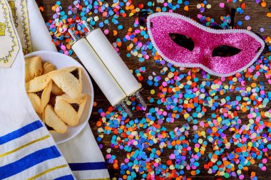 Karnaval maskesi ve hamantaschen kurabiyeyle Purim Yahudi tatil. Düz yatıyordu