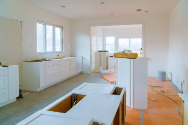 Mutfak şeklini mobilya montaj dolabı