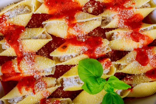 Canneloni pasta schelpen in de bolognese saus — Stockfoto