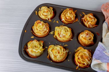 Dilim kızarmış patates altın ve pastırma, peynir