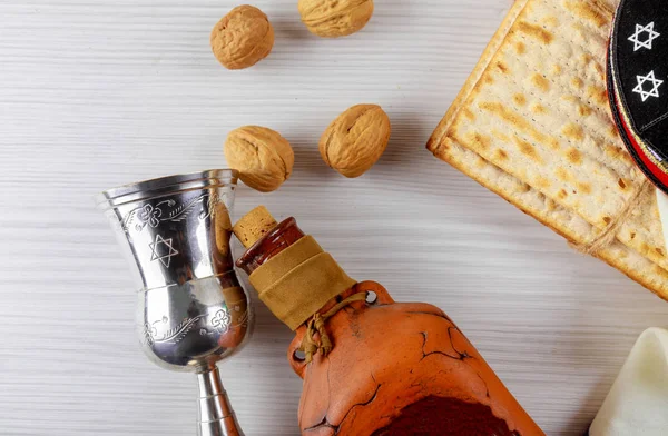 Ein jüdisches Matza-Brot mit Wein. Pessach-Urlaubskonzept — Stockfoto