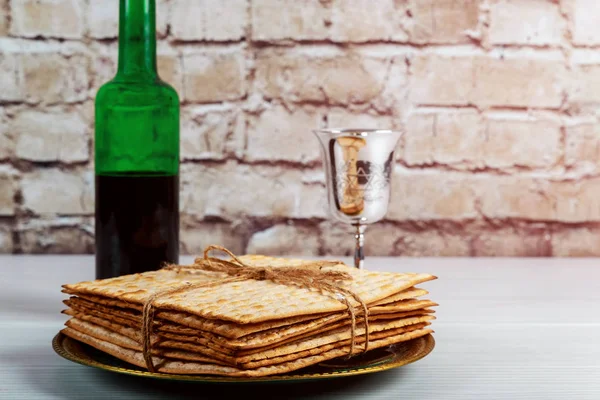 Stříbrný pohár vína s matzah, Židovské symboly pro svátek Pesach Pesach. Koncept Pesach. — Stock fotografie