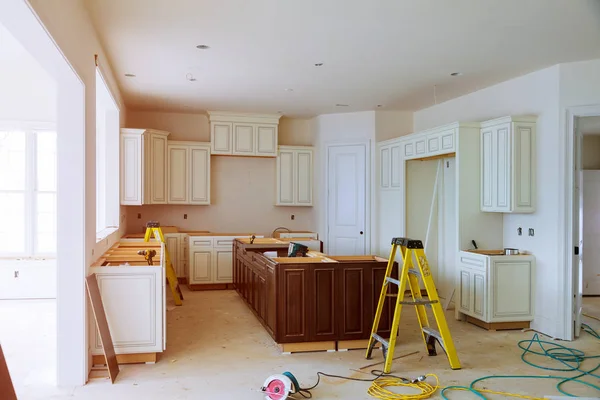 Vista de la cocina de mejora del hogar instalado en un nuevo gabinete de cocina — Foto de Stock