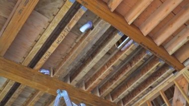 Tesisatçı yakın plan çekimde plastik tuvalet beyaz borusunu yapıştırdı.