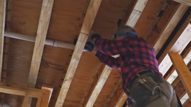 Plumber gluing plastic toilet white pipe in close up shot — Stock Video