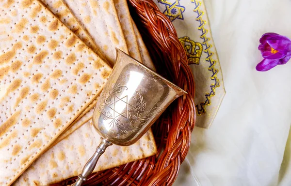 Velký židovský svátek Pesach Pesach symboly. Tradiční matzoh, matzah nebo Maco — Stock fotografie