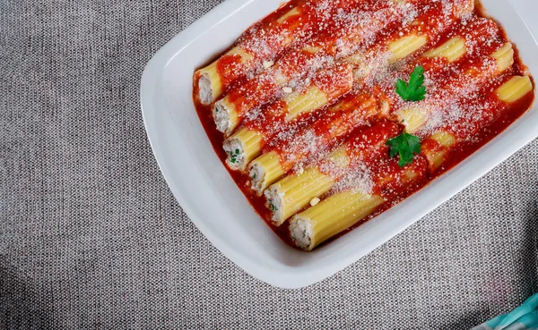 Kannelloni met mozzarella kaas — Stockfoto