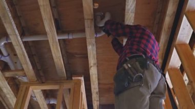 Tesisatçı plastik tuvalet beyaz borular birlikte yapıştırılmış