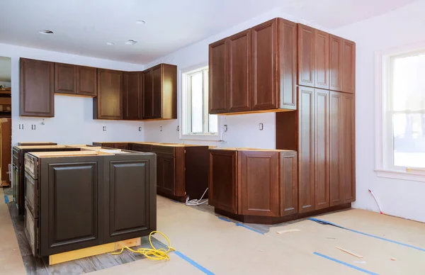 Início Melhoria Cozinha Remodelação vista instalada em uma nova cozinha — Fotografia de Stock