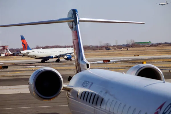 14 Φεβ, 2019 JFK Νέα Υόρκη, ΗΠΑ: κινητήρας Jet έναντι αεροπλάνου στο αεροδρόμιο κατά τη φόρτωση — Φωτογραφία Αρχείου