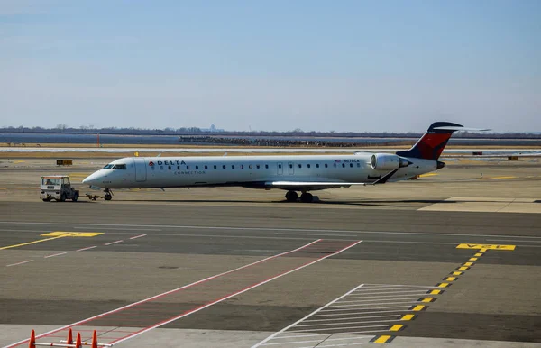 Feb 14, 2019 JFK New York, USA: delta flyg plan på John F. Kennedy International Airport. Det är den internationella flyg passagerarens gateway i USA — Stockfoto