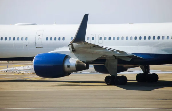 Turbinen flygplan planet förbereder sig för att flyga på flygplan på landningsbanan flygplatsen. — Stockfoto