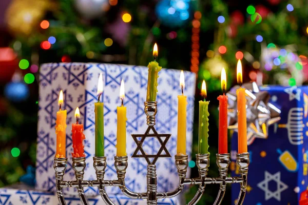 La fiesta judía hannukah símbolos - menorah — Foto de Stock