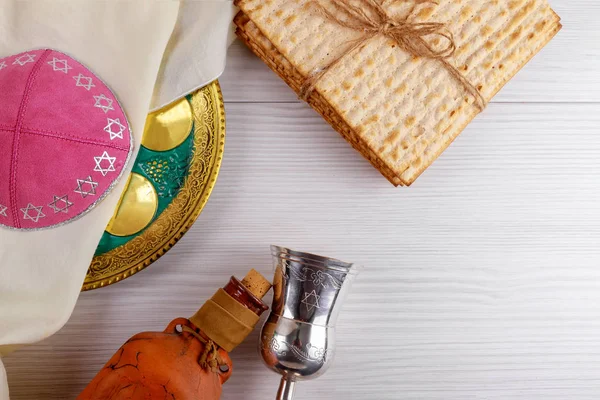 Pascua matzoh pan de fiesta judía sobre mesa de madera . —  Fotos de Stock