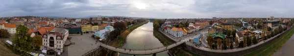 古橋と曇り空のウズ川の眺め秋のウジゴロド、Transcarpathia、ウクライナ — ストック写真