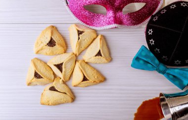 Purim maskesi ve purim Kipa kırmızı Koşer şarap ile Yahudi purim hamantaschen ev yapımı tatlılar