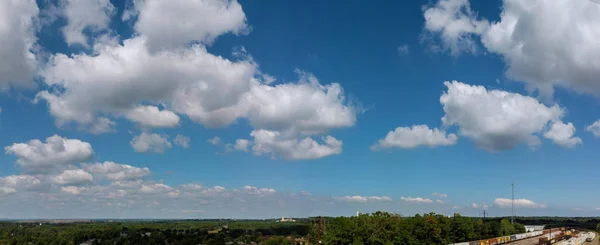 Φόντο μπλε ουρανό με σύννεφα ηλιόλουστη μέρα — Φωτογραφία Αρχείου
