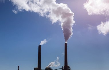 Kahverengi kömür santralinin soğutma kuleleri ve bacaları
