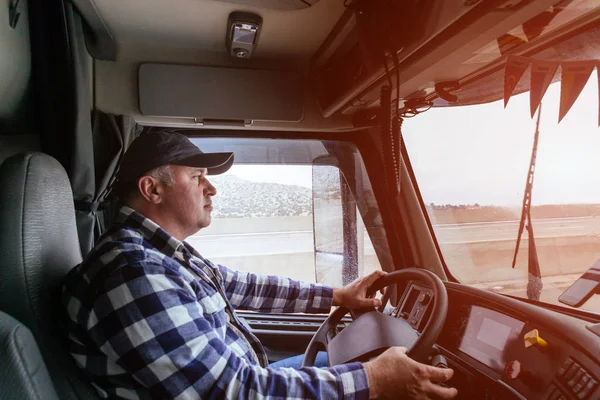 Motorista na cabine de grande caminhão moderno — Fotografia de Stock