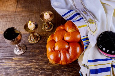 Şabat challah ekmek, Şabat şarap ve mumlar masanın üzerinde. Üstten Görünüm
