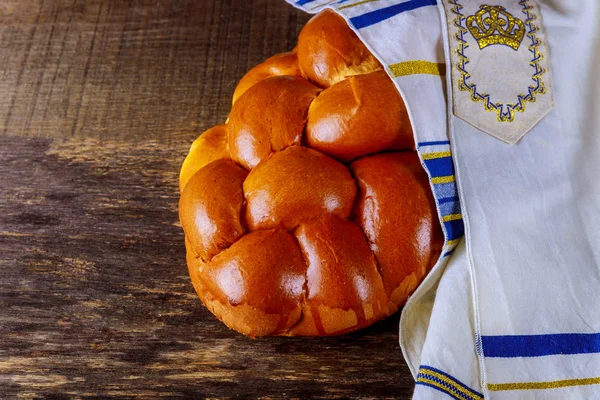 Pão chalá caseiro com fundo cinza, foco seletivo — Fotografia de Stock