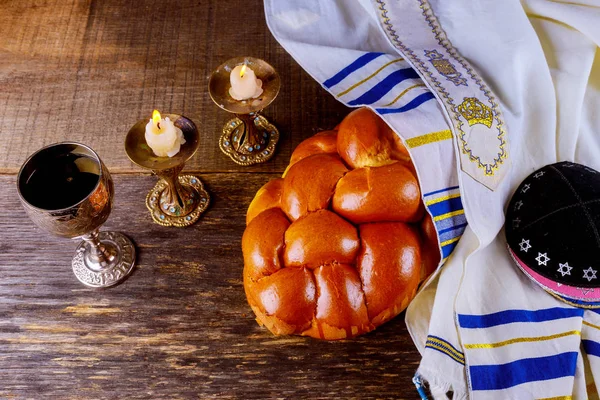 Pão shabat chalá, vinho shabbat e velas na mesa. Vista superior — Fotografia de Stock