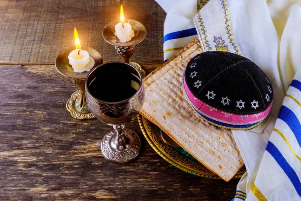 Песах напередодні Великодня символи велике єврейське свято. Традиційна matzoh — стокове фото