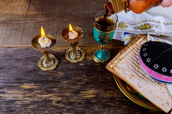 Єврейський маци хліб з вина напередодні Великодня свято концепції — стокове фото